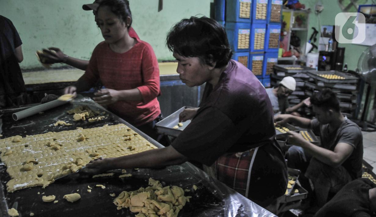 Memasuki 2 pekan menjelang Idul Fitri permintaan kue kering di industri rumahan Pusaka Kwitang mulai meningkat hingga 20 persen. (merdeka.com/Iqbal S Nugroho)