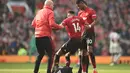 Jesse Lingard terpaksa ditarik keluar usai mengalami cedera pada laga lanjutan Premier League yang berlangsung di stadion Old Trafford, Manchester, Minggu (24/2). Man United bermain imbang 0-0 kontra Liverpool. (AFP/Oli Scarff)
