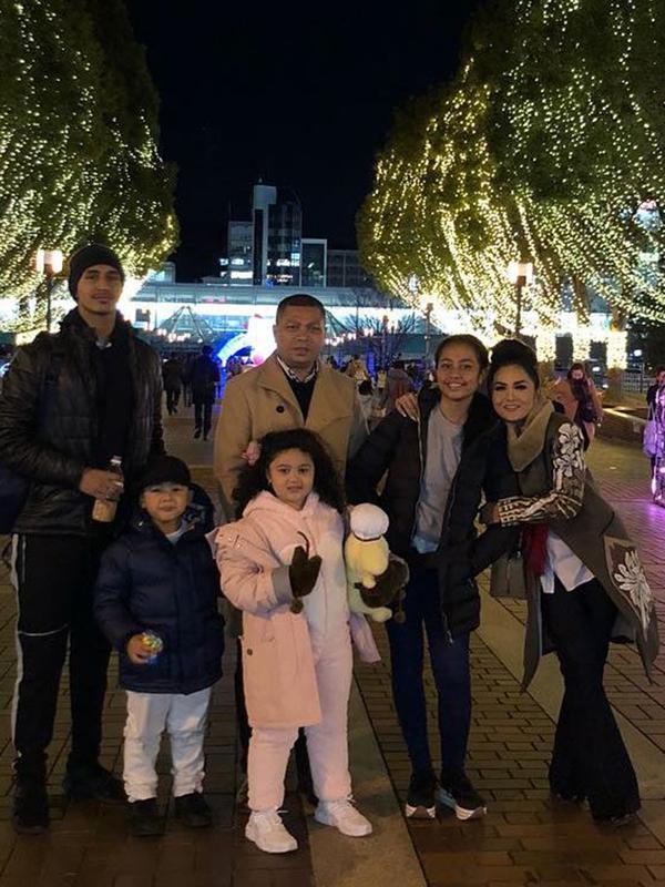 Salah satu potret kebersamaan Krisdayanti bareng keluarga Raul Lemos saat berlibur bersama ke Jepang. Kebahagiaan tersendiri bagi Krisdayanti bila dapat berkumpul bersama dalam berbagai kesempatan. (Liputan6.com/IG/@raullemos06)