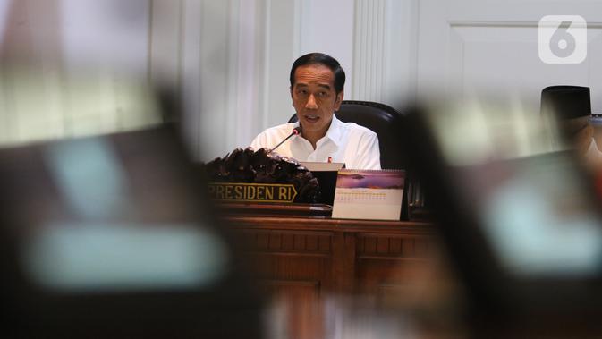 Presiden Joko Widodo atau Jokowi memimpin rapat terbatas (ratas) di Kantor Presiden, Jakarta, Rabu (30/10/2019). Rapat terbatas perdana dengan jajaran menteri Kabinet Indonesia Maju itu mengangkat topik Penyampaian Program dan Kegiatan di Bidang Perekonomian. (Liputan6.com/Angga Yuniar)