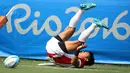 Pemain Rugby Jepang, Kazushi Hano terguling ketika laga melawan Selandia Baru saat Olimpiade Rio 2016 di Stadium Deodoro, Brasil pada 9 Agustus 2016. (REUTERS/ Phil Noble)