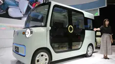 Mobil Daihatsu DN Pro Cargo ditampilkan selama Tokyo Motor Show 2017 di Tokyo, Jepang (25/10). DN Pro Cargo adalah mobil listrik (EV) komersial yang mengejar kenyamanan kendaraan mini Easy saat ditumpangi para wanita dan manula. (AP Photo/Koji Sasahara)