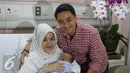 Gubernur Jambi Zumi Zola dan istri, Sherrin Tharia, berpose usai menggelar jumpa wartawan terkait kelahiran anak ke 2 di RS Pondok Indah, Jakarta, Kamis (23/6). (Liputan6.com/Herman Zakharia)