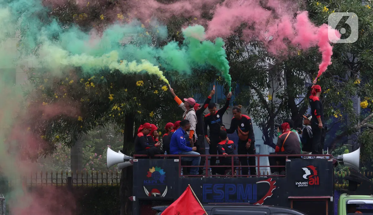 Beberapa mobil komando beserta orator terlihat  sedang menyampaikan aspirasi serta kritik mereka. (Liputan6.com/Angga Yuniar)