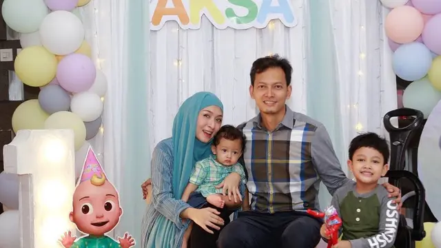 Istri Hamil Anak Ketiga, Ini 7 Momen Fedi Nuril dan Vanny Widyasasti Asuh Buah Hati