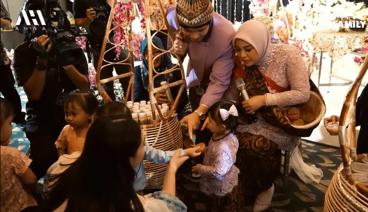 Momen baby Ameena saat ikut dalam prosesi Aurel jualan dawet. Ameena melayani Cipung yang beli dawet dan rujak. [Youtube/AH]