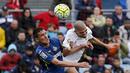 Pemain Real Madrid,  Pepe berduel dengan Pemain Getafe, Stefan Scepovic pada lanjutan La Liga Spanyol di Stadion Colisseum Alfonso Perez, Getafe, Sabtu (16/4/2016) malam WIB. (REUTERS/Sergio Perez)