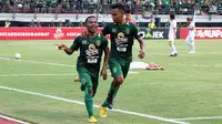 Pemain Persebaya, Ferinando Pahabol dan Osvaldo Haay, merayakan gol ke gawang Persija di Stadion Gelora Bung Tomo, Surabaya, Minggu (4/11/2018). (Bola.com/Aditya Wany)