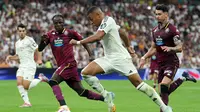 Penyerang Real Madrid asal Prancis Kylian Mbappe ditantang oleh bek Real Valladolid asal Prancis #06 Flavien Boyomo selama pertandingan sepak bola liga Spanyol antara Real Madrid CF dan Real Valladolid FC di stadion Santiago Bernabeu di Madrid pada tanggal 25 Agustus 2024.Pierre-Philippe MARCOU / AFP