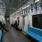 Penumpang menaiki kereta Moda Raya Terpadu (MRT) di Jakarta, Selasa (17/3/2020). Pemerintah Provinsi DKI menormalkan kembali pengoperasian transportasi umum di Ibu Kota dengan membatasi jumlah penumpang dalam tiap armadanya untuk menekan penyebaran virus corona Covid-19. (Liputan6.com/Angga Yuniar)