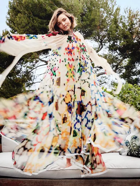 Melansir E! News, beberapa waktu lalu, Flynn sangat bersemangat hadir di pesta pernikahan itu. Ia mengenakan setelan jas formal dan tampak selalu menari dan berputar saat berjalan di lokasi pernikahan itu. (Instagram/mirandakerr)