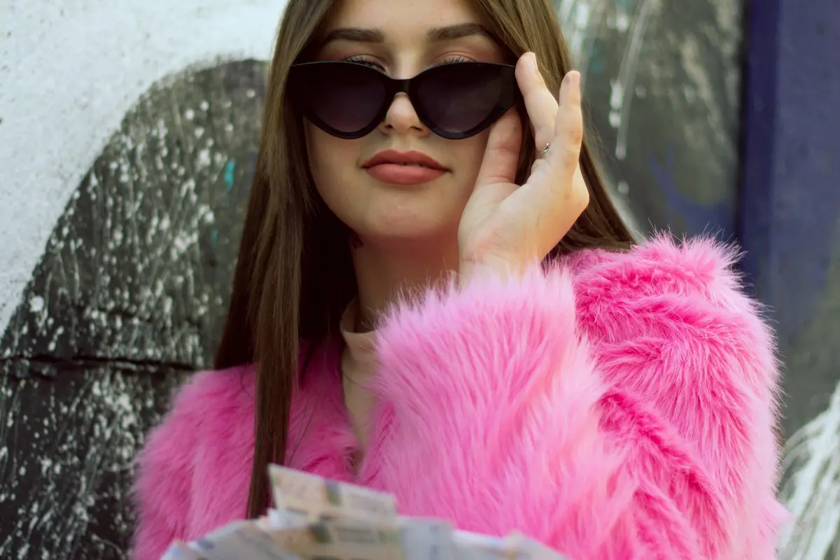 perempuan cantik kaya