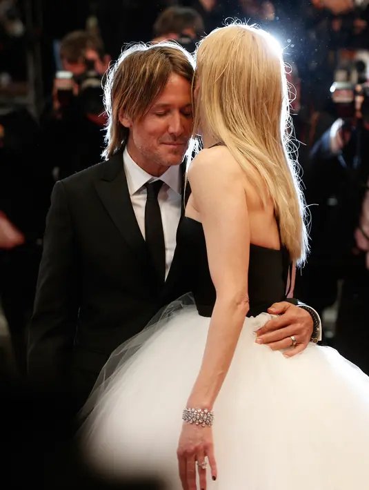 Nicole Kidman dan Keith Urban berpose untuk fotografer usai pemutaran film The Killing Of A Sacred Deer di karpet merah Festival Film Cannes, 22 Mei 2017. Pasangan yang telah menikah selama 11 tahun itu memang diketahui harmonis (AP Photo/Thibault Camus)