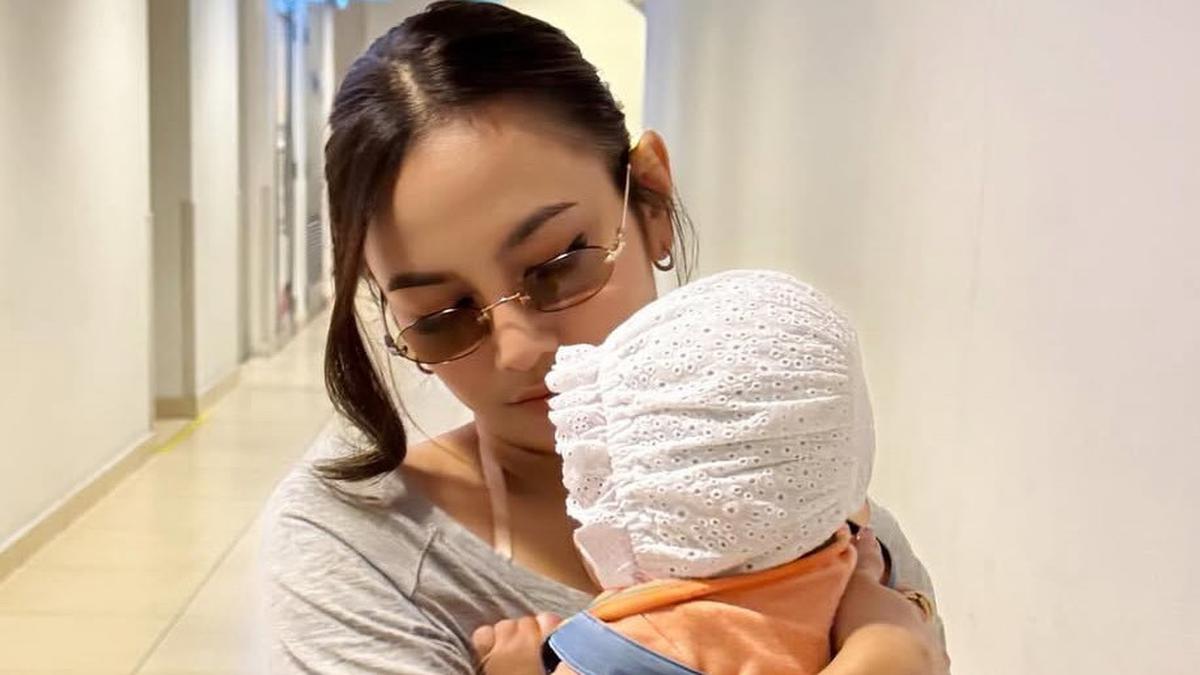 Gaya Ibu Muda Mahalini Liburan ke Singapura, Dorong Stroller Bayi Sambil Bawa Tas Hermes Rp300 jutaan