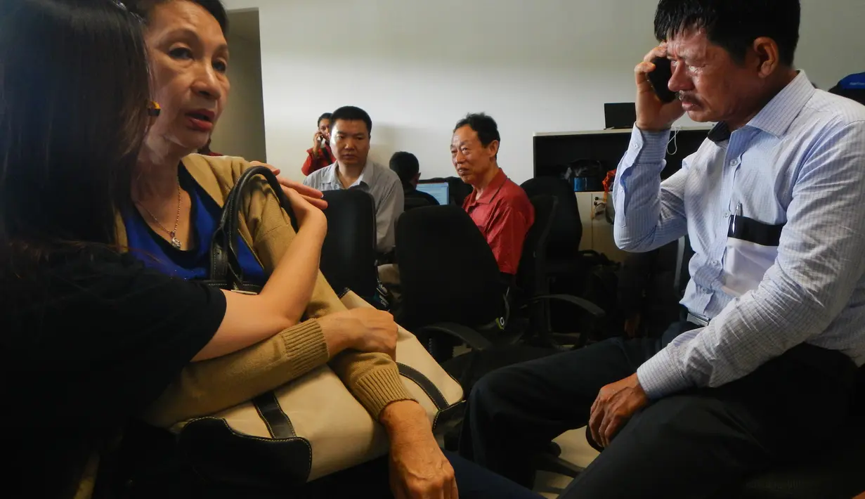 Kerabat penumpang pesawat AirAsia QZ8501 menunggu kepastian nasib keluarganya di Crisis Center AirAsia di Terminal 2 Bandara Juanda, Surabaya, Minggu (28/12/2014). (ANTARA FOTO/Suryanto)