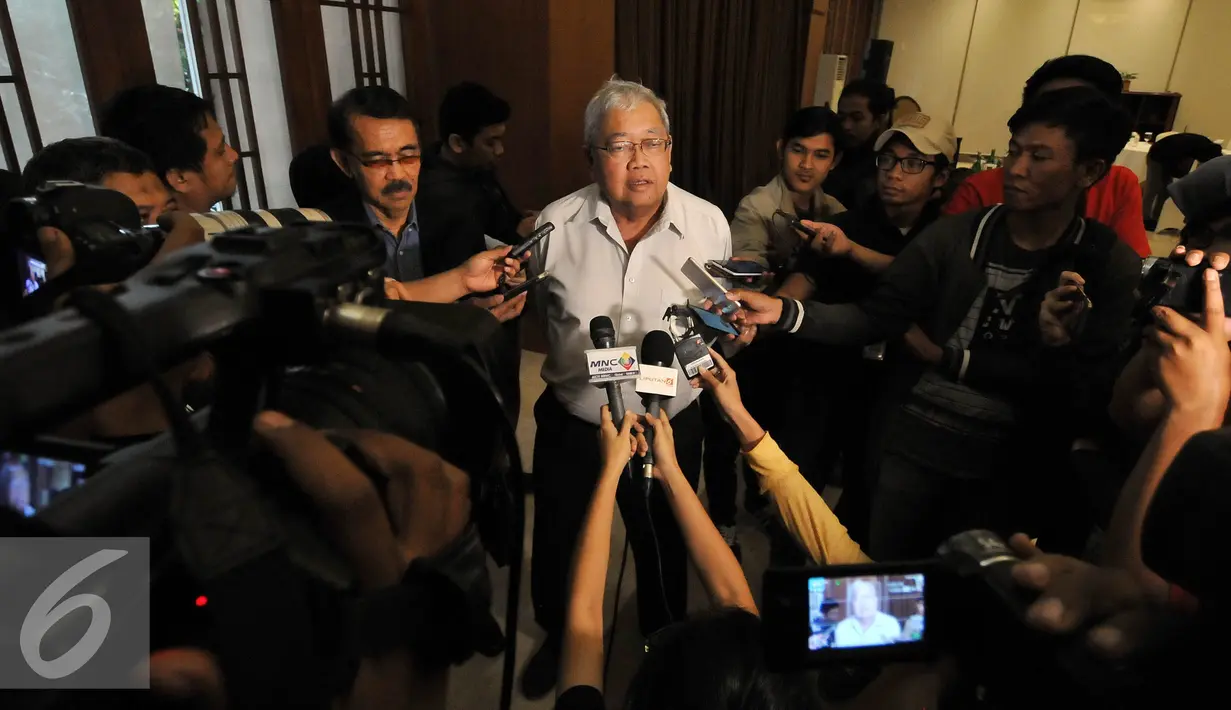 Prof. Sarlito Wirawan Sarwono melihat tim pengacara Jessica merasa lebih pintar dari ahli. Sarlito mengibaratkan tim pengacara seperti profesor yang tengah menguji muridnya, Jakarta, Selasa (20/9). (Liputan6.com/Johan Tallo) 