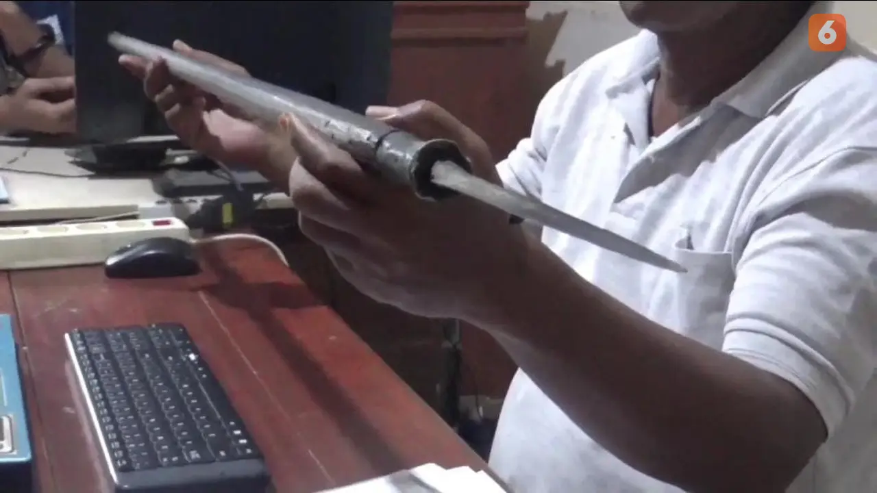 Tombak yang digunakan pelaku menganiaya korban (Liputan6.com/Fauzan)