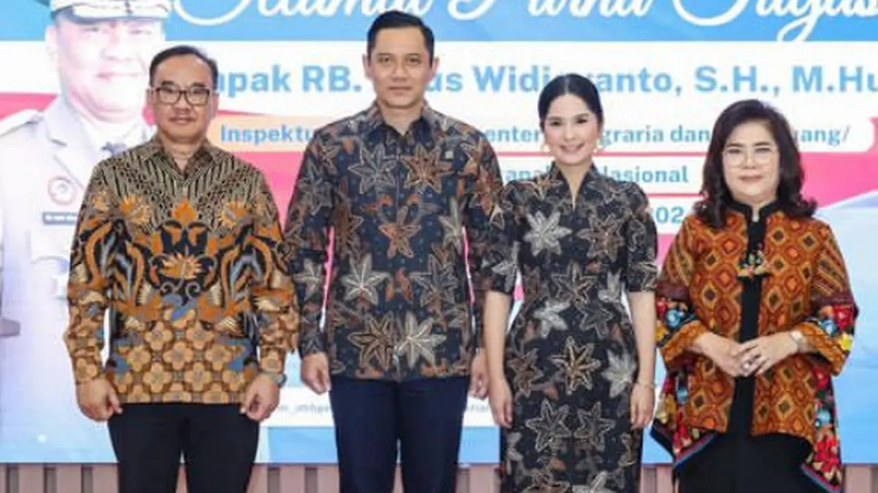 Annisa Pohan Dampingi AHY Mengenakan Batik Sarimbit