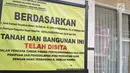 Sebuah plang penyitaan tanah dan rumah menghiasi rumah bos Abu Tours Hamzah Mamba di Cinere, Depok, Jumat (6/4). Penyitaan dilakukan terkait kasus dugaan penipuan, penggelapan dan pencucian uang dana jamaah umrah. (Liputan6.com/Herman Zakharia)