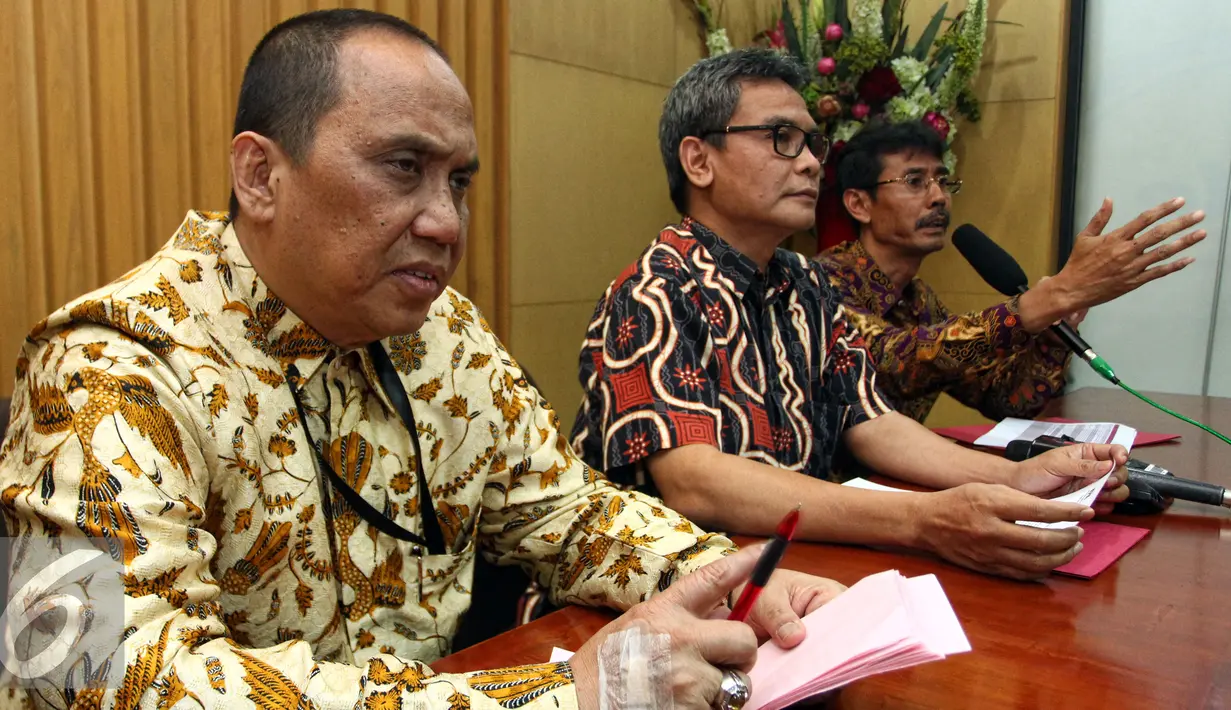 KPK menggelar saat konfrensi pers di Gedung KPK, Jakarta, Jumat (21/8/2015). KPK menetapkann ketua dan tiga wakil ketua DPRD Kabupaten Musi Banyuasin sebagai tersangka kasus suap pembahasan Rancangan APBD. (Liputan6.com/Yoppy Renato)