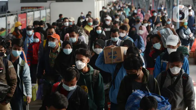 FOTO: Suasana Arus Balik Mudik Lebaran di Stasiun Pasar Senen