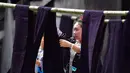 Seorang wanita menjemur kain dalam festival "Liang Bu" yang digelar di Desa Dangjiu di Gandong, Wilayah Otonom Etnis Miao Rongshui, Daerah Otonom Etnis Zhuang Guangxi, China selatan (25/10/2020). Penamaan "Liang Bu" sendiri diberikan karena tampilannya yang berkilau. (Xinhua/Huang Xiaobang)