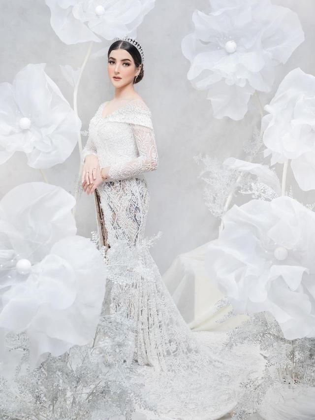 Potret Tasya Farasya Kenakan Busana Pengantin Bernuansa Putih. (Sumber: Instagram/tasyafarasya)