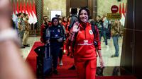 Pemain Timnas Indonesia, Safira Ika Putri menyapa awak media saat kedatangan mereka setelah menjuarai Piala AFF Wanita 2024 di Gedung VVIP Terminal 3 Bandara Soekarno Hatta, Tangerang, Jumat (06/12/2024). (Bola.com/Bagaskara Lazuardi)