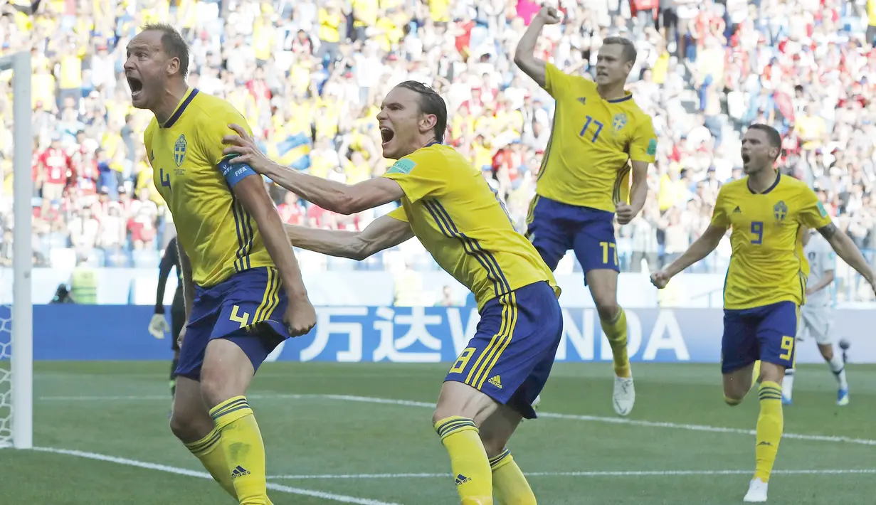 Pemain Swedia, Andreas Granqvist (kiri) merayakan gol bersama rekan-rekannya saat melawan Korea Selatan pada laga grup E Piala Dunia 2018 di Nizhny Novgorod stadium, Nizhny Novgorod, Rusia, (18/6/2018). Swedia menang 1-0. (AP/Pavel Golovkin)