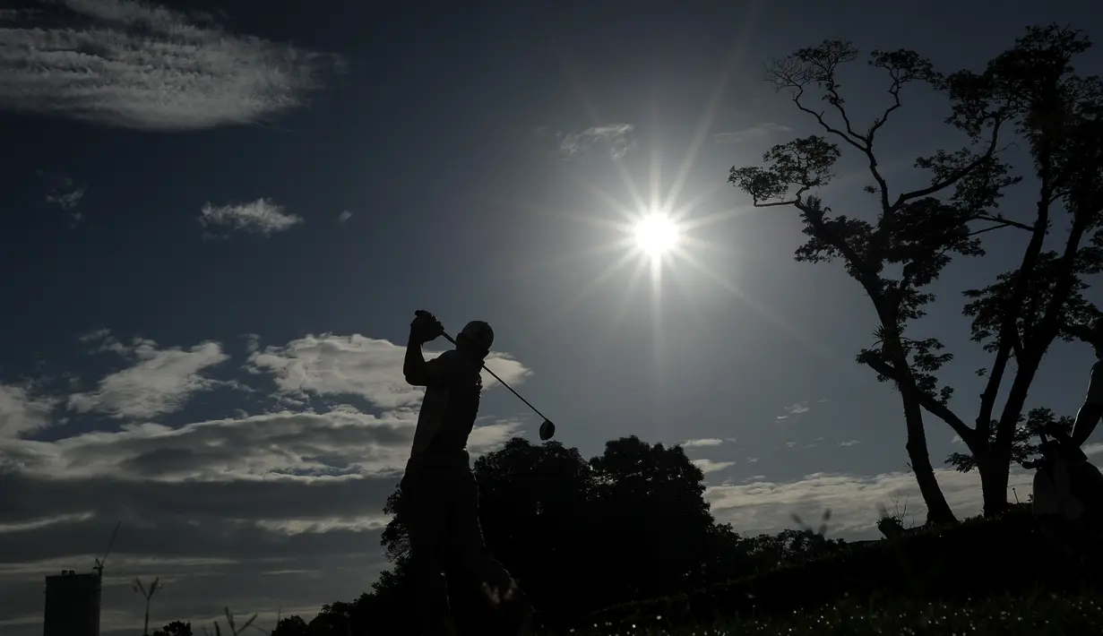 Aksi pegolf Korea Selatan, Wang Jeunghun, dalam turnamen golf Maybank Malaysia Championship di Kuala Lumpur, (19/2/2016). (AFP/Mohd Rasfan)