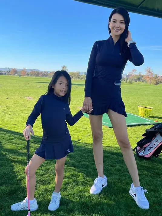 Farah Quinn juga mengunggah potret dirinya sedang bermain golf bersama putrinya dengan pakaian yang serasi. Mengenakan atasan lengan panjang dan mini skirtnya.  [@farahquinnofficial]