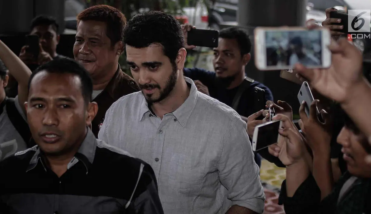Aktor Fachri Albar tiba di Kejaksaan Negeri Jakarta Selatan, Kamis (19/4). Berkas kasus dugaan penyalahgunaan narkotika yang menjerat aktor Fachri Albar telah dinyatakan lengkap oleh kepolisian. (Liputan6.com/Faizal Fanani)