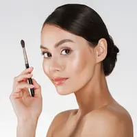 Makeup look ini membuat kulit tetap terlihat natural, ringan dipakai seharian, dan cocok untuk berbagai suasana, mulai dari silaturahmi keluarga hingga acara formal. [Dok/freepik.com/drobotdean]