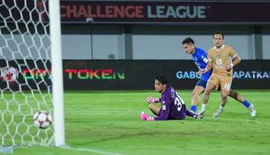 Pemain Dewa United, Egy Maulana Vikri mencetak gol ke gawang Tainan City FC pada matchday kedua Grup E AFC Challenge League 2025/2026 di Stadion Indomilk Arena, Rabu (29/10/2025) malam WIB. (Bola.com/M Iqbal Ichsan)
