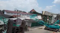 2 unit alat berat crane yang terjatuh saat mengangkat steel box (Liputan6.com / Nefri Inge)