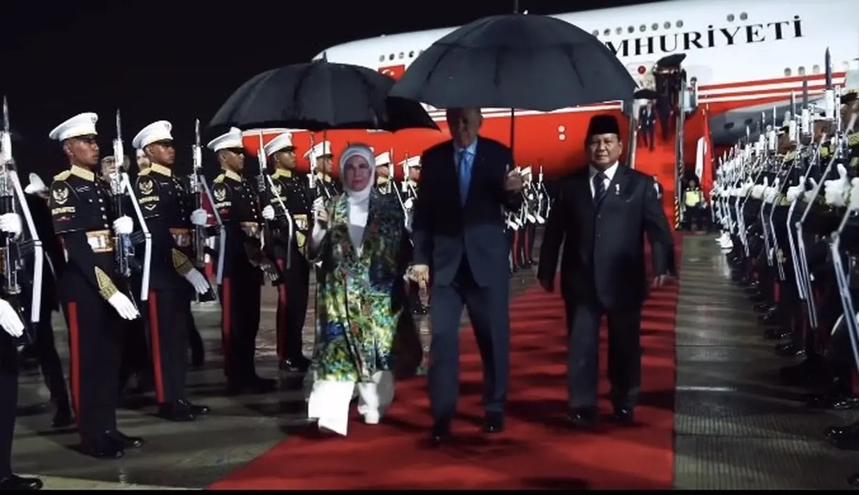 Presiden Turki, yang dikenal dengan Erdogan pun tampil mengenakan jas hitam. Dan istrinya, Emine Erdogan mencuri perhatian dengan gaya semi formalnya.  [@prabowo]