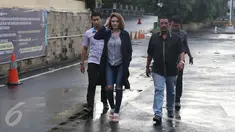   Aktris Nikita Mirzani saat tiba di SPK Polda Metro Jaya, Jakarta, Sabtu (29/10). Nikita Mirzani melaporkan Julia Perez atas dugaan pencemaran nama baik melalui sosial media yang menuduh telah memukul asisten Jupe. (Liputan6.com/Herman Zakharia)