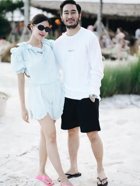 Syahnaz Sadiqah tampil dengan setelan baju warna baby blue dengan atasan lengan pendek dan celana pendeknya. Sang suami, Jeje Govinda tampil dengan atasan lengan panjang dipadukan celana pendeknya. [@syahnazs]