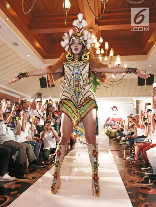 Putri Indonesia 2017 Bunga Jelitha Ibrani berpose saat tampil pada acara Menuju Miss Universe 2017, Jakarta, Jumat (3/11). Bunga akan mengikuti ajang Miss Universe 2017 yang berlangsung di Las Vegas, AS 12-27 November 2017. (Liputan6.com/Herman Zakharia)