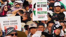 Ribuan orang berkumpul di sekitar kawasan Patung Kuda, Jakarta Pusat, Minggu 12 Oktober 2025. (AP Photo/Tatan Syuflana)