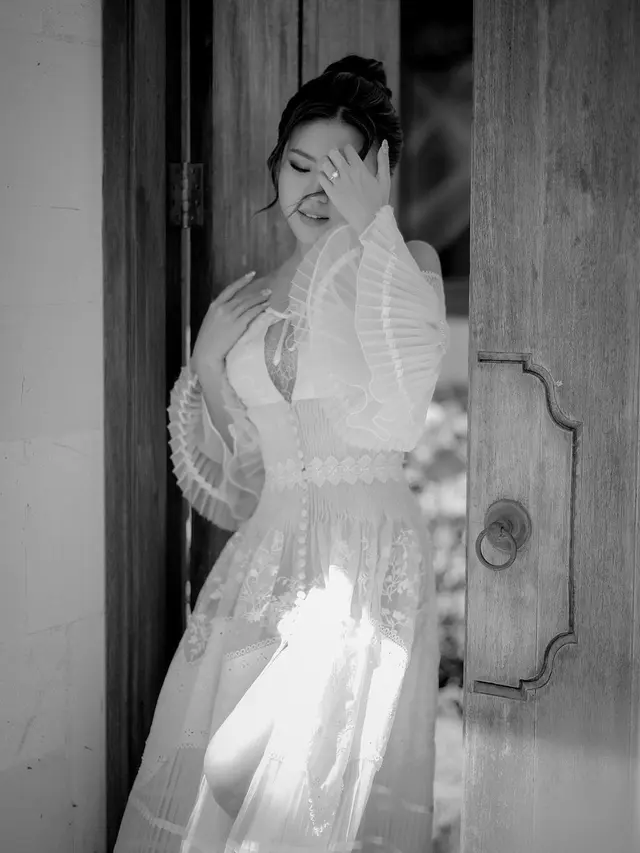 Parade Gaun Hian Tjen yang Dikenakan Titan Tyra di Hari Pernikahan, Bernuansa Elegan dan Glamor di Tepi Laut