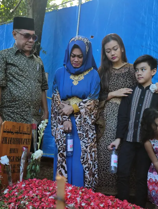 Seperti tak ingin larut dalam kesedihan, di hari pertama lebaran keluarga mengunjungi makam Jupe yang berlokasi di TPU Pondok Ranggon, Cibubur, Jakarta timur. Kesedihan masih menyelimuti mereka sampai saat ini. (Adrian Putra/Bintang.com)