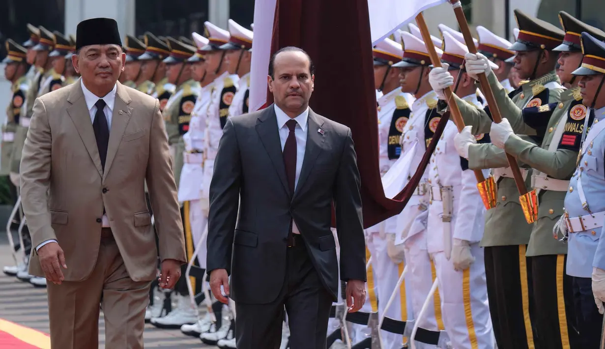 Menteri Pertahanan Republik Indonesia, Sjafrie Sjamsoeddin (kiri) dan Menteri Pertahanan Qatar Sheikh Saoud bin Abdulrahman Al Thani memeriksa barisan kehormatan sebelum pertemuan mereka di Kementerian Pertahanan, Jakarta, Selasa 2 Juni 2026. (BAY ISMOYO/AFP)