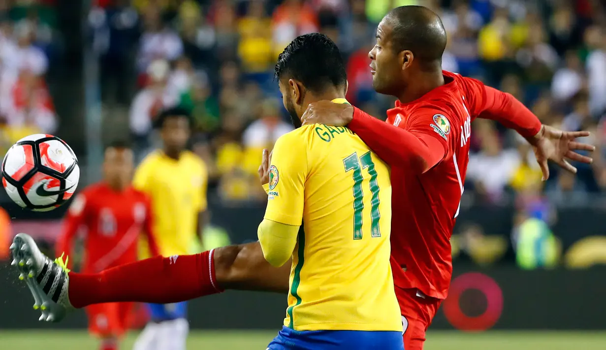  Bek Peru, Alberto Rodriguez (kanan) berusaha membuang bola dari kejaran penyerang Brasil, Gabriel pada pertandingan Copa America 2016  di Stadion Gillette, AS, (13/6). Peru mengalahkan Brasil dengan skor 1-0. (Winslow Townson-USA TODAY Sports)