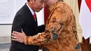 Presiden Joko Widodo bersalaman dengan Presiden RI ke-6 Susilo Bambang Yudhoyono di Istana Merdeka, Jakarta,  Jumat (27/10). Pertemuan ini tidak masuk dalam agenda harian Presiden RI. (Laily Rachev / Biro Pers Setpres)