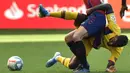 Bek Barcelona, Nelson Semedo, terjatuh saat melawan Osasuna pada laga La Liga di Stadion El Sadar, Pamplona, Sabtu (31/8). Kedua klub bermain imbang 2-2. (AP/Alvaro Barrientos)