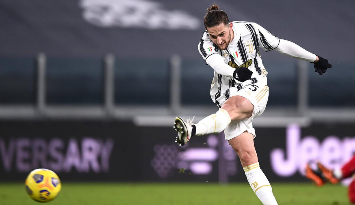 Pemain Juventus Adrien Rabiot menendang bola saat melawan SPAL pada pertandingan perempat final Coppa Italia di Allianz Stadium, Turin, Italia, Rabu (27/1/2021). Juventus meraih tiket semifinal Coppa Italia usai membantai SPAL 4-0. (Fabio Ferrari/LaPresse via AP)