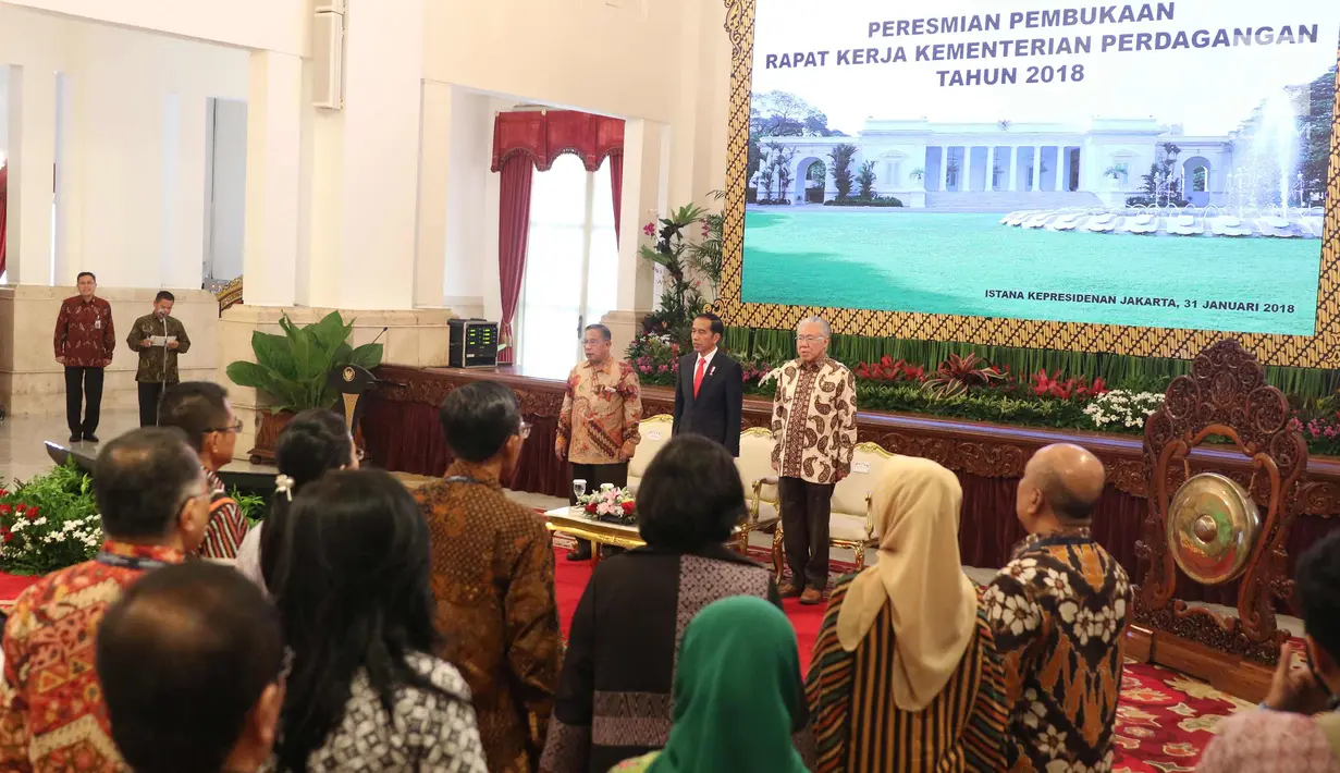 Presiden Joko Widodo didampingi Menteri Perekoniman, Darmin Nastion dan Mendag Enggartiasto Lukita saat mengikuti rapat kerja Kementerian Perdagangan (Kemendag) 2018 di Istana Negara, Jakarta, Rabu (31/1). (Liputan6.com/Angga Yuniar)
