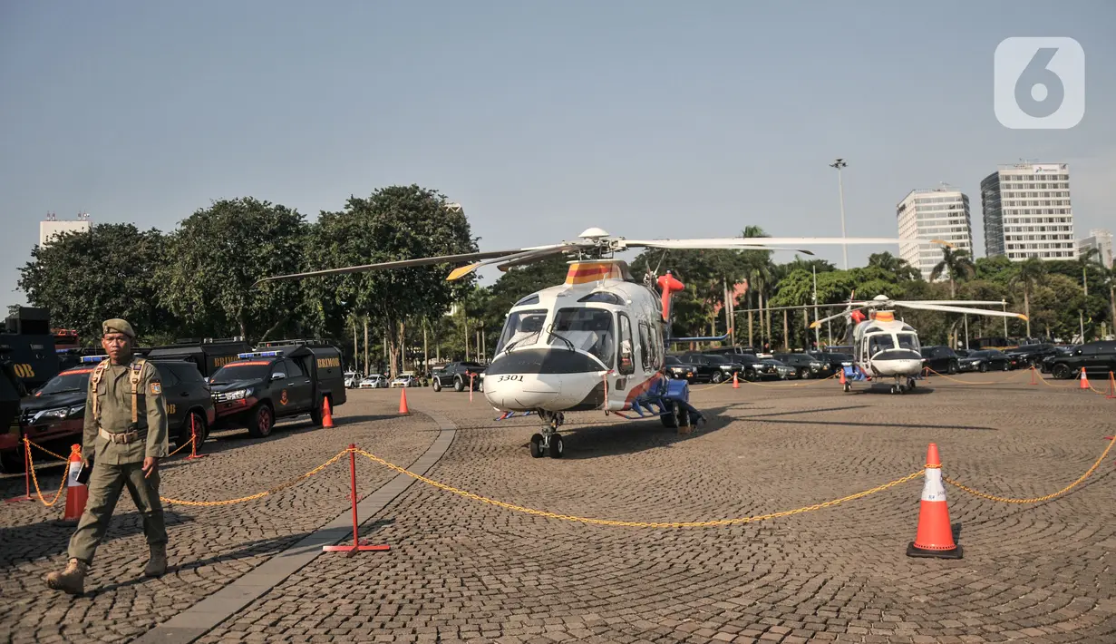 Helikopter terparkir saat Apel Gelar Pasukan Operasi Ketupat 2023 di Lapangan Monas. (merdeka.com/Iqbal S. Nugroho)