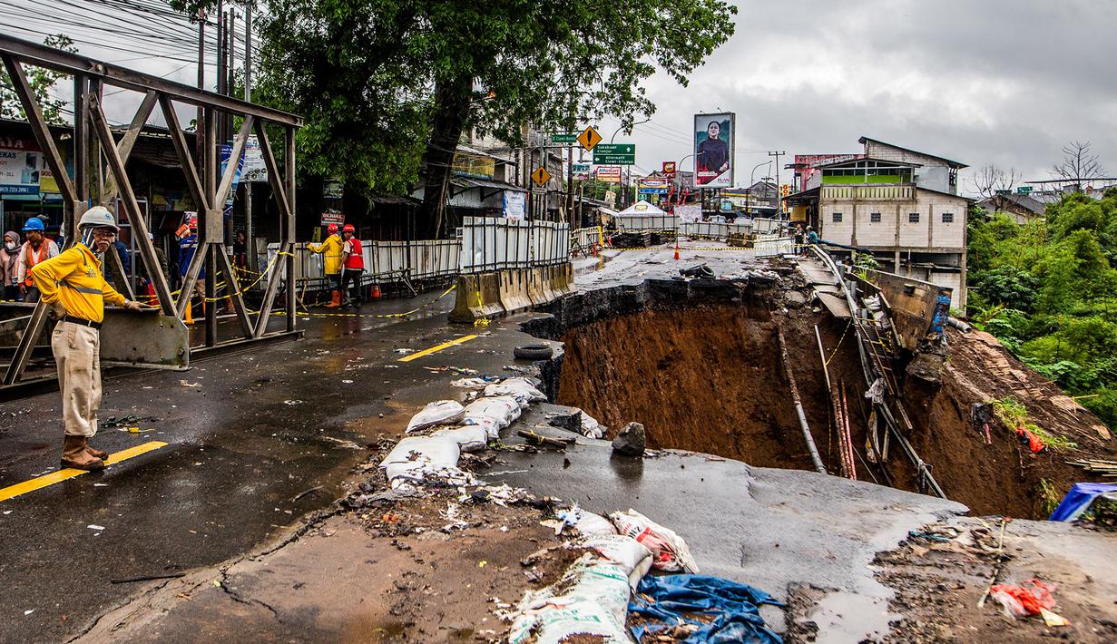 Pekerja bersiap memperbaiki lokasi longsor akibat hujan deras di kawasan Caringin, Bogor, Jawa Barat, Kamis (2/32023). Kementerian Pekerjaan Umum dan Perumahan Rakyat (PUPR) bergerak cepat tangani longsor akibat tingginya intensitas hujan di wilayah tersebut. (ADITYA AJI/AFP)